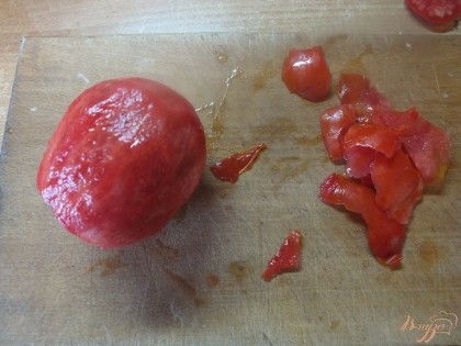 С помидора снимаем шкурку и срезаем попку.