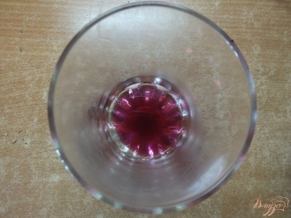 Сок, который вытек из винограда переливаем в стакан. Пока он горячий растворяем в нем сахар.