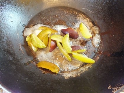 На сковородку кладем часть сливочного масла и обжариваем сливу до мягкости (3 мин).