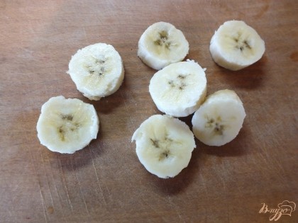 Бананы нарезаем кружочками в 1 см толщиною примерно.
