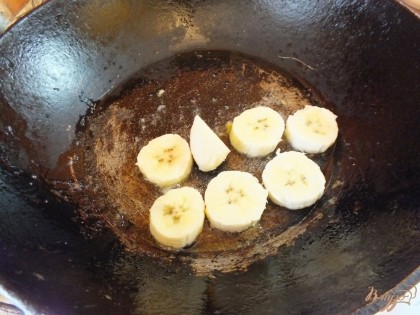 После сливы жарим банан с двух сторон тоже до мягкости (1-2 мин).