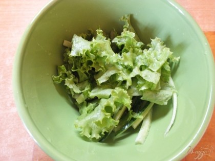 Нарезаем кинзу и рвем руками вымытый салат. Смешиваем в салатнике огурец и зелень.