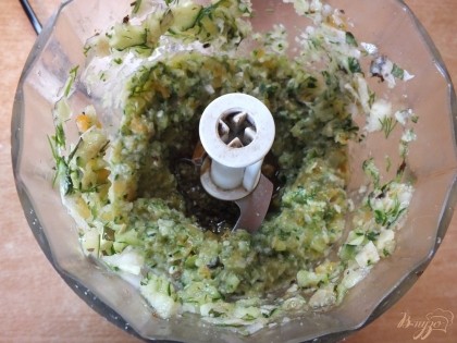 Превращаем овощи в пюре и после добавляем масло и соевый соус. Снова пюрируем до однородной густоватой массы.