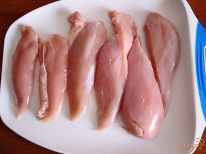 Куриное филе вымыть, обсушить, отрезать малое филе и часть толстого края.