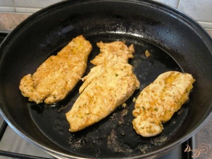 Сковороду разогреть, смазать растительным маслом и обжарить на ней филе с двух сторон до готовности.