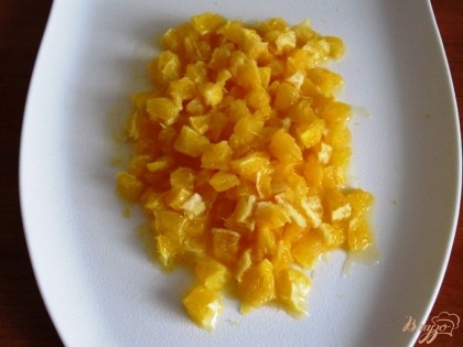 Апельсины очистить и нарезать мелкими кубиками.