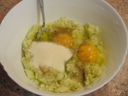 В полученную массу вбить яйца, добавить соль, перец, манную крупу.