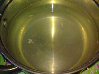 Лимонный сок и воду залить в кастрюлю.