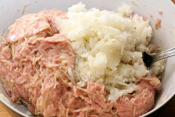 Очищенную луковицу нарежьте как можно мельче или измельчите вместе мясом (в мясорубке или блендере).