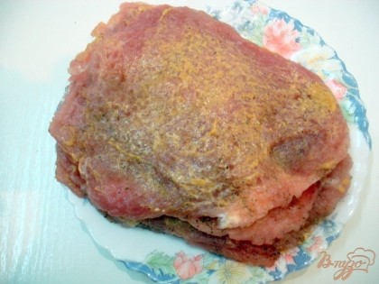 Горчицу разотрите по всей поверхности. Делаем мы это для того, что горчица закрывает поры мяса и во время жарки оно не отдаёт свои соки. Отбивные складываем стопочкой и ставим в холодильник на два часа, чтобы мясо хорошо замариновалось.