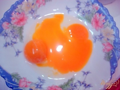 Яйца разделите на желтки и белки. Желтки слегка разбить вилкой.