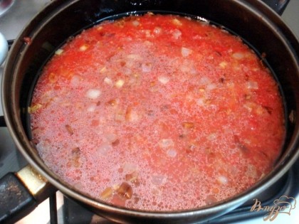 К луку добавляем томатное пюре, пассеруем вместе две, три минуты, и доливаем воду сто пятьдесят миллилитров.