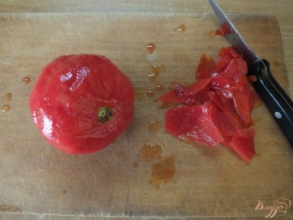 С помидоров снимаем ножом шкурку.