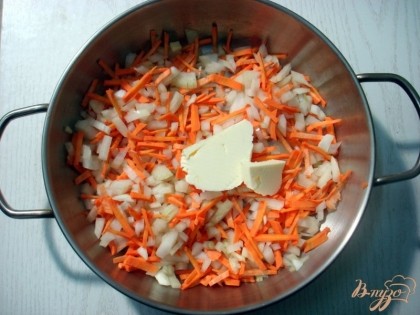 Морковь и лук мелко нарезаем и отправляем пассероваться на маленьком огне на одной столовой ложке сливочного масла.