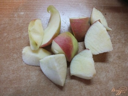 Яблоки нарезаем крупными кубиками  вынув семенные коробочки. Складываем в кастрюльку.