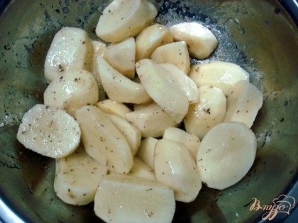 Полейте картофель растительным (лучше конечно оливковым) маслом и очень тщательно перемешайте, лучше путём встряхивания.