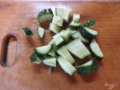 Огурцы моем и нарезаем на полу кружочки, можно использовать огурцы салатные.