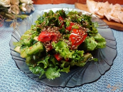 Готово! Это простой и вкусный салат с большим количеством витаминов - прекрасный гарнир к мясу.