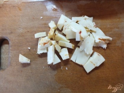 Сулугуни нарежьте маленькими не тонкими квадратиками или натрите на терке. Но на терке сыр слишком быстро расплавится.