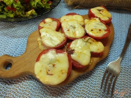 Готово! Готовые помидоры аккуратно переложите на дощечку или блюдо и подавайте горячими. Приятного аппетита!=)