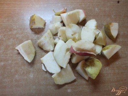 Яблоки моем и нарезаем кубиками вынув семена.