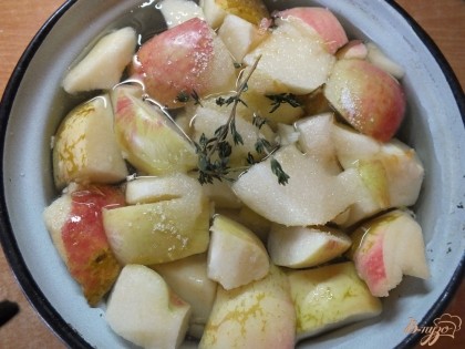 Добавляем веточки свежего тимьяна вымыв их. Ставим варится компот примерно на 20 минут. Если яблоки кислые то добавьте в процессе приготовления еще сахара по вкусу.