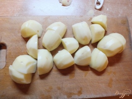 Картофель чистим и нарезаем кубиками (на 4 части), моем.