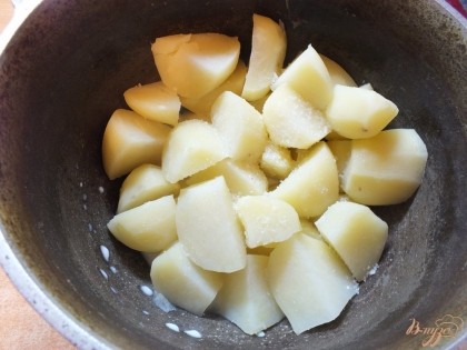 Отвариваем картофель до готовности проверяя ножом на мягкость. Дальше сливаем воду, добавляем молоко и сливки - желательно не холодные.