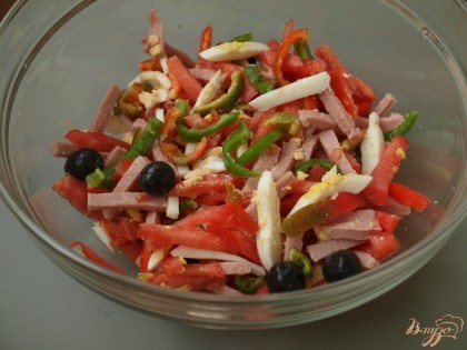 В салатнике смешать помидоры, перец,яйца,ветчину и немного маслин,добавить соль.