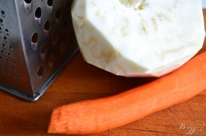 Сельдерей и морковь натереть на крупной терке. Луковицу нарезать . В глубокой сковороде на оливковом масле обжарить в течении 5-7 мин.