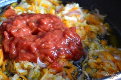 Затем добавить томатный соус , влить немного воды, соль, лавровый лист .
