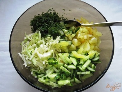 Овощи и зелень смешать, заправить соусом и перемешать.