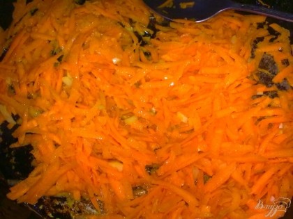 Морковь почистить, помыть и натереть на крупной терке.Чеснок почистить и нарезать мелко.Обжарить чеснок и морковь.