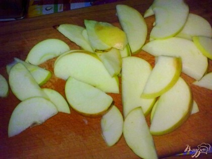 Яблоко помыть, удалить сепдцевину и нарезать дольками.