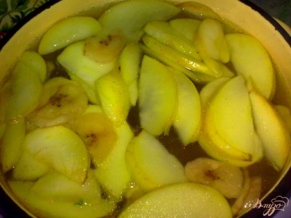 В кипящую воду положить банан, проварить 5 минут. Затем добавить яблоко, сахар и кардамон. Снять с огня и дать настояться.