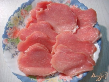Свиное филе нарезать на порционные кусочки.