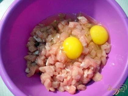 В мисочку с мясом выбить два яйца.
