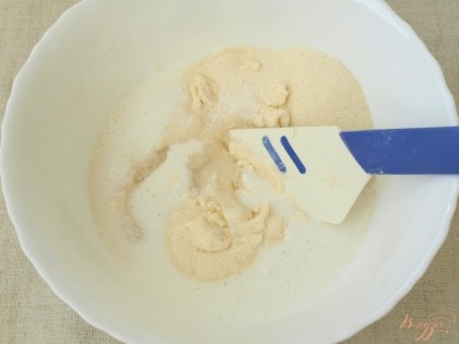 К манной крупе добавить сахар, влить кефир.
