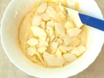 Яблоки очистить от шкурки,тонко нарезать и добавить в тесто.
