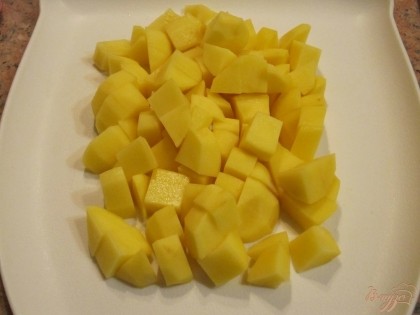 Картофель очистить, нарезать кубиками.