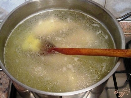 Картофель выложить в бульон и варить 15 мин.