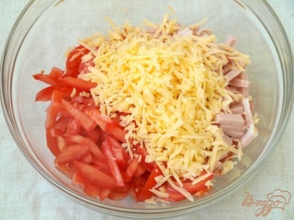 Натереть твёрдый сыр и добавить в салатницу.
