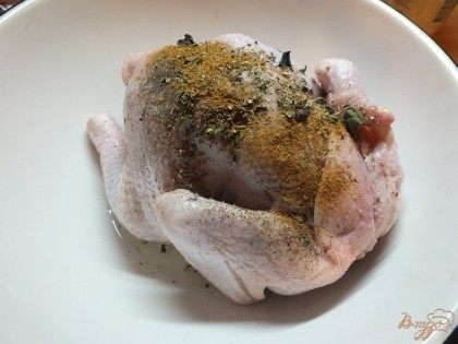 Цыпленка посыпаем солью, приправой для курицы, розмарином и тимьяном. Хорошо руками натираем цыпленка.