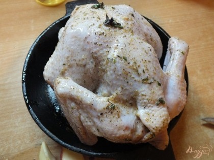 Кладем цыпленка грудкой вниз на соль.