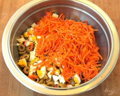 Выложить в миску корейскую морковь.