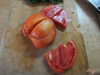 Нарезаем толстыми ломтиками помидоры и делим еще пополам.