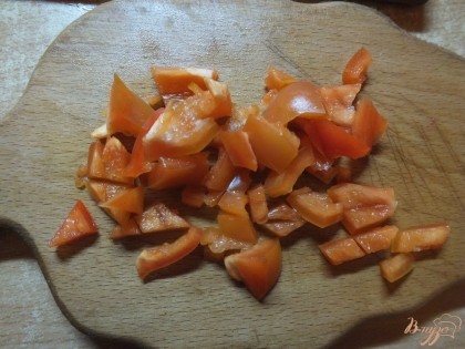 Болгарский перец используем красный или оранжевый, нарезаем мелко.