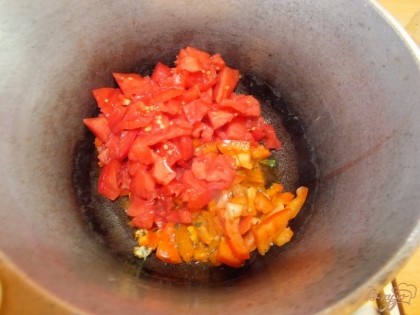 Дальше добавляем помидоры, соль и тушим до готовности 7-10 мин.