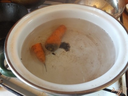 Морковь моем и отвариваем до готовности. Одной морковки будет вполне достаточно.