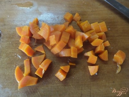Нарезаем кубиками чуть крупнее отваренную и очищенную морковь.